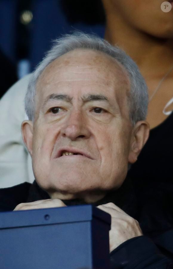 au 29 rue de Rivoli, pour permettre aux Parisiennes et aux Parisiens de témoigner de leur affection", a-t-elle précisé.

Jean Tiberi dans les tribunes lors du match de Ligue 1 "PSG - Rennes" au Parc des Princes à Paris, le 12 mai 2018.
© Marc Ausset-Lacroix/Bestimage