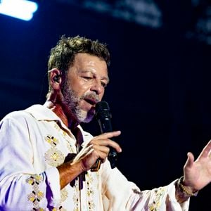 Christophe Mae se produit sur la scène du festival "Printemps de Pérouges" au château de Saint-Maurice-de-Rémens (01 - France) le 26/06/2026. © Sandrine Thesillat/Psnewz/Bestimage