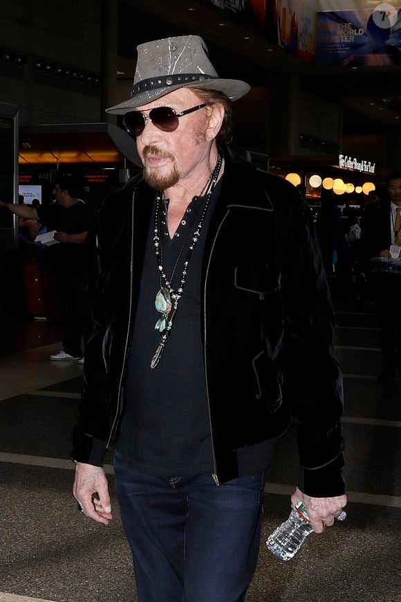 Johnny Hallyday quitte définitivement Los Angeles pour Paris ce jours là - Semi-exclusif - Johnny Hallyday à quitté Los Angeles pour Paris avec sa femme Laeticia, ses filles Jade et Joy, son manager Sébastien Farran, Elyette la grand-mère de sa femme et sa chienne Cheyenne le 29 mai 2017. © Agence / Bestimage