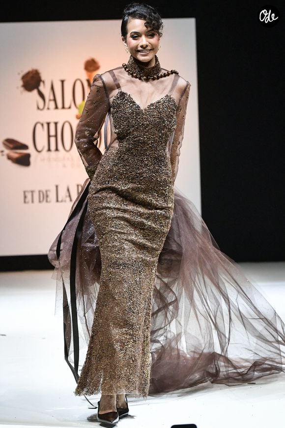 Vaimalama Chaves, Miss France 2019, défile lors de l'inauguration du 29e Salon du Chocolat de Paris, au Parc des Expositions de Paris, le 29 octobre 2024. Photo de Firas Abdullah/ABACAPRESS.COM