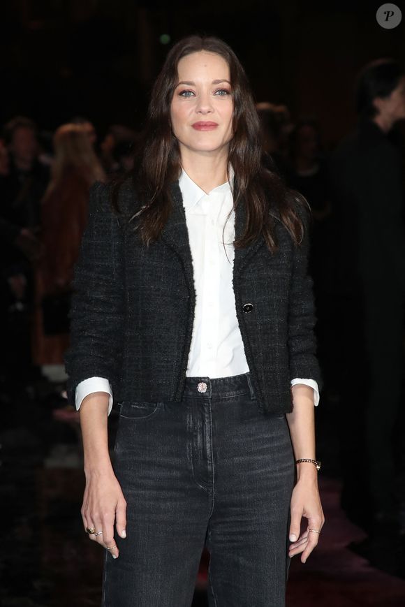 Le tournage va débuter dans quelques jours. 

Marion Cotillard - Célébrités au Défilé Chanel, Collections Prêt-à-porter Printemps / Eté 2026, dans le cadre de la Fashion Week de Paris. Au Grand Palais à Paris, France, le 06 Octobre 2025. 
© Bertrand Rindoff / Bestimage