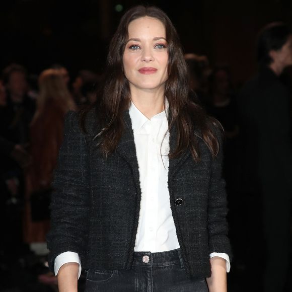Le tournage va débuter dans quelques jours. 

Marion Cotillard - Célébrités au Défilé Chanel, Collections Prêt-à-porter Printemps / Eté 2026, dans le cadre de la Fashion Week de Paris. Au Grand Palais à Paris, France, le 06 Octobre 2025. 
© Bertrand Rindoff / Bestimage