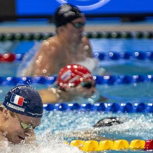 "Je vais essayer de voir une autre culture, m'entraîner avec un autre coach et, après, je rejoindrai Bob Bowman à Austin pendant l'année", a confié Léon Marchand au micro de Imaz Press Réunion, juste avant ce voyage en Australie.

Léon Marchand s’est fait remarquer sur le 100m 4 nages de la 3e et dernière manche de la Coupe du monde de natation en petit bassin, à Singapour, en portant le bonnet de Florent Manaudou.