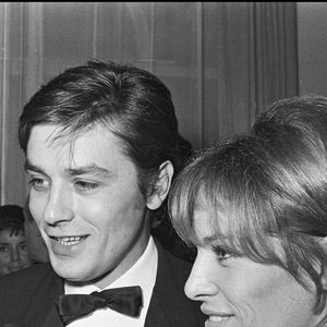 Info - (Décès de l’acteur Alain Delon, à l’âge de 88 ans, dans la nuit du 17 au 18 août 2024) - Info du 02/05/2021 ( Alain Delon, le retour - L'acteur -  en retrait depuis un AVC il y a 2 ans- prépare en secret son retour médiatique, il va accorder un entretien-fleuve à son ami le journaliste Cyril.Viguier, une diffusion internationale est prévue en juin sous le titre "Alain Delon face au monde") - ARCHIVES - ALAIN DELON ET SONEX FEMME NATHALIE " 22 EME NUITS DU CINEMA THEATRE MARIGNY A PARIS