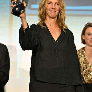 “Non (elle n’a jamais quitté Paris), mais j’ai fait beaucoup de voyages assez longs”, explique Sandrine Kiberlain

Sandrine Kiberlain (Prix coup de coeur) lors de la soirée de clôture de la 6ème édition du festival Cinéroman au cinéma Pathé Gare du Sud, à Nice, France, le 5 octobre 2024.
Le jury du Festival de Nice Cinéroman, présidé cette année par Matthieu Delaporte et Alexandre de la Patellière a décerné ses prix avec pour Meilleur film, "La Zone d'intérêt" de Jonathan Glazer, d'après le roman de Martin Amis, le Prix d'interprétation féminine à A.Vartolomei pour Maria, et S.Guillemin pour "Juliette au printemps", le Prix d'interprétation masculine à B.Biolay, qui s'est adressé au jury et au public avec un message vidéo, pour "Quelques jours pas plus", le Prix coup de coeur à S.Kiberlain, venue présenter Sarah Bernhardt, la divine en avant-première au Pathé Gare du Sud, le Prix Romain Gary à D.Auteuil, qui lui a été remis par Daniel Benoin, le co-fondateur et directeur du théâtre d'Antibes Anthéa, le vendredi 4 octobre, le Prix d'honneur à C.Gavras qui lui a été remis pas le maire de la ville, Christian Estrosi. Le Prix Jeune Génération a été décerné au film "Maria" réalisé par Jessica Palud, tiré du roman "Elle s'appelait Maria" de V.Schneider. C'est elle avec l'actrice A.Vartolomei (Prix d'interprétation féminine pour Maria) qui reçu le Prix pour la réalisatrice absente./ © Bebert-Jacovides/Bestimage