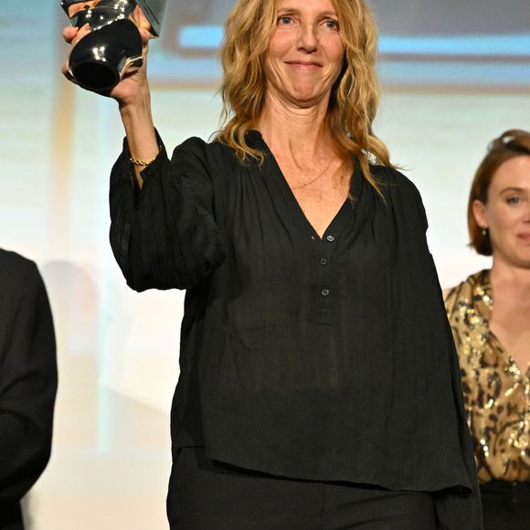 “Non (elle n’a jamais quitté Paris), mais j’ai fait beaucoup de voyages assez longs”, explique Sandrine Kiberlain

Sandrine Kiberlain (Prix coup de coeur) lors de la soirée de clôture de la 6ème édition du festival Cinéroman au cinéma Pathé Gare du Sud, à Nice, France, le 5 octobre 2024.
Le jury du Festival de Nice Cinéroman, présidé cette année par Matthieu Delaporte et Alexandre de la Patellière a décerné ses prix avec pour Meilleur film, "La Zone d'intérêt" de Jonathan Glazer, d'après le roman de Martin Amis, le Prix d'interprétation féminine à A.Vartolomei pour Maria, et S.Guillemin pour "Juliette au printemps", le Prix d'interprétation masculine à B.Biolay, qui s'est adressé au jury et au public avec un message vidéo, pour "Quelques jours pas plus", le Prix coup de coeur à S.Kiberlain, venue présenter Sarah Bernhardt, la divine en avant-première au Pathé Gare du Sud, le Prix Romain Gary à D.Auteuil, qui lui a été remis par Daniel Benoin, le co-fondateur et directeur du théâtre d'Antibes Anthéa, le vendredi 4 octobre, le Prix d'honneur à C.Gavras qui lui a été remis pas le maire de la ville, Christian Estrosi. Le Prix Jeune Génération a été décerné au film "Maria" réalisé par Jessica Palud, tiré du roman "Elle s'appelait Maria" de V.Schneider. C'est elle avec l'actrice A.Vartolomei (Prix d'interprétation féminine pour Maria) qui reçu le Prix pour la réalisatrice absente./ © Bebert-Jacovides/Bestimage