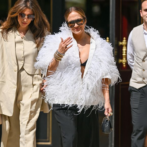 Jennifer Lopez à la sortie de l'hôtel La Réserve en marge de la mode Collection Haute Couture Automne/Hiver 2026-2027 lors de la Fashion Week de Paris (PFW), à Paris, France, le 6 juillet 2026. © Pierre Perusseau/Bestimage