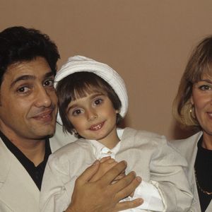 Frédéric François se souvient ensuite du jour où il a décidé de mettre fin à ce secret.

Archives -  En France, à Paris, Frédéric François, après son concert, dans les coulisses de l'Olympia, avec sa femme Monique et sa fille Victoria. Le 4 mars 1994
© Bruno Schneider via Bestimage