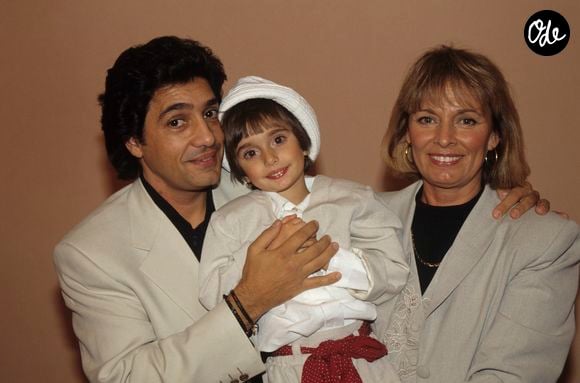 Frédéric François se souvient ensuite du jour où il a décidé de mettre fin à ce secret.

Archives -  En France, à Paris, Frédéric François, après son concert, dans les coulisses de l'Olympia, avec sa femme Monique et sa fille Victoria. Le 4 mars 1994
© Bruno Schneider via Bestimage