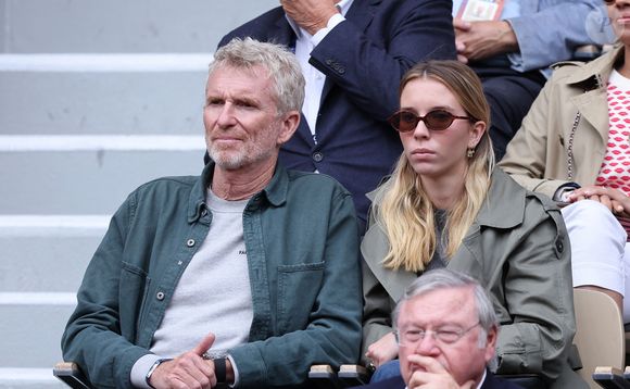 Denis Brogniart et sa fille dans les tribunes lors des Internationaux de France de Tennis de Roland Garros 2025. Paris, le 26 mai 2025. © Jacovides-Moreau/Bestimage