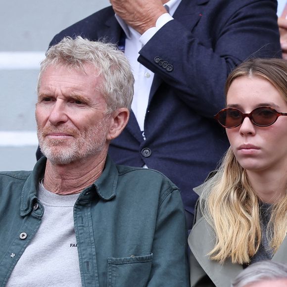 Denis Brogniart et sa fille dans les tribunes lors des Internationaux de France de Tennis de Roland Garros 2025. Paris, le 26 mai 2025. © Jacovides-Moreau/Bestimage
