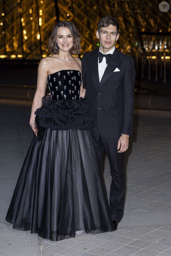Keira Knightley et son mari James Righton - Photo Call du « Le Grand Diner du Louvre « lors de la Fashion Week  à Paris le 5 mars 2025. © Olivier Borde /Bestimage