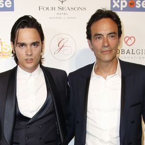 Il y a quelques jours, Alain-Fabien - qui se fait à présent appeler Alain Delon - a assigné en justice Anouchka et Anthony ainsi que les exécuteurs testamentaires d'Alain Delon 

Anthony Delon avec son frère Alain-Fabien Delon au photocall de la 10ème édition du "Global Gift Gala" à l'hôtel Four Seasons George V à Paris, le 3 juin 2019.
© Marc Ausset-Lacroix/Bestimage