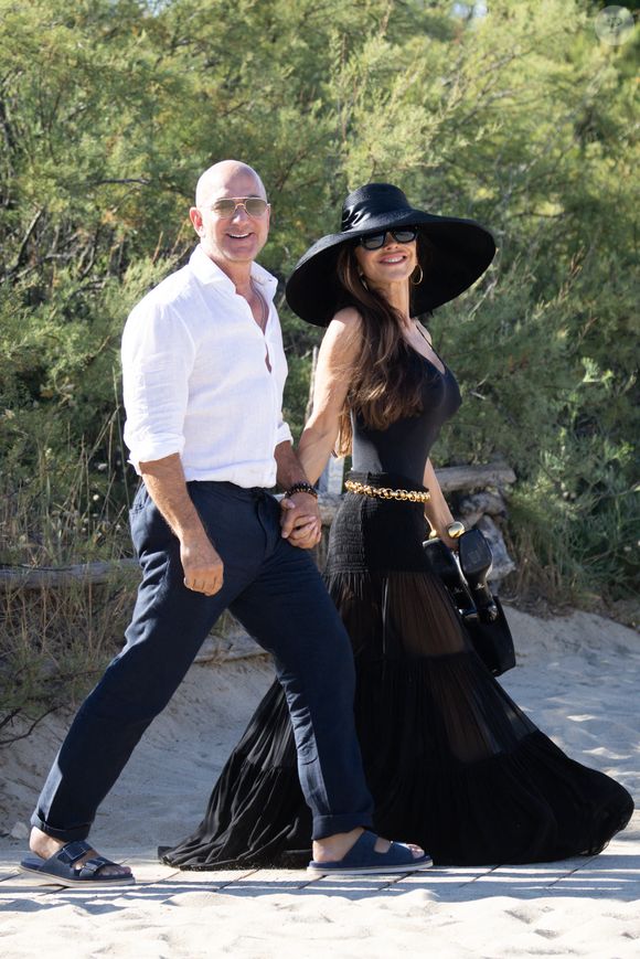 Jeff Bezos et sa femme Lauren Sanchez au Club 55 sur la plage de Pampelonne à Saint-Tropez (Ramatuelle), Côte d'Azur, France, le 22 juillet 2025. © Bestimage