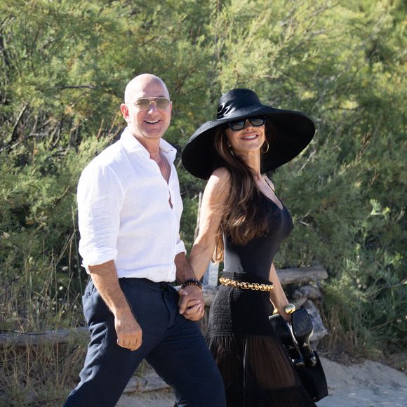 Jeff Bezos et sa femme Lauren Sanchez au Club 55 sur la plage de Pampelonne à Saint-Tropez (Ramatuelle), Côte d'Azur, France, le 22 juillet 2025. © Bestimage