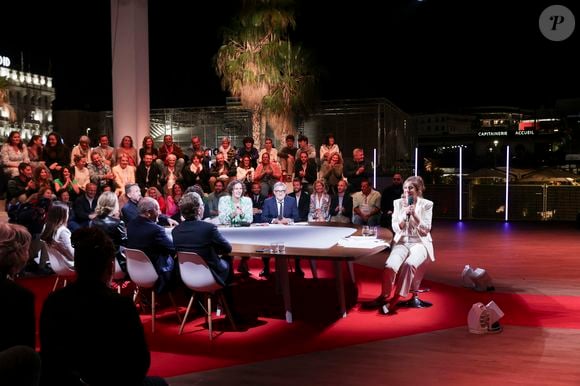 Exclusif - Jean Imbert, Lea Salamé, Paul de Saint Sernin, Malou Khebizi, Agathe Riedinger, Christophe Dechavanne, Pierre Lescure, Charlotte Dhenaux, Pierre-Antoine Capton, Philippe Caverivière sur le plateau de l'émission "Quelle Epoque !" lors du 77ème Festival International du Film de Cannes le 18 mai 2024. © Jack Tribeca / Bestimage