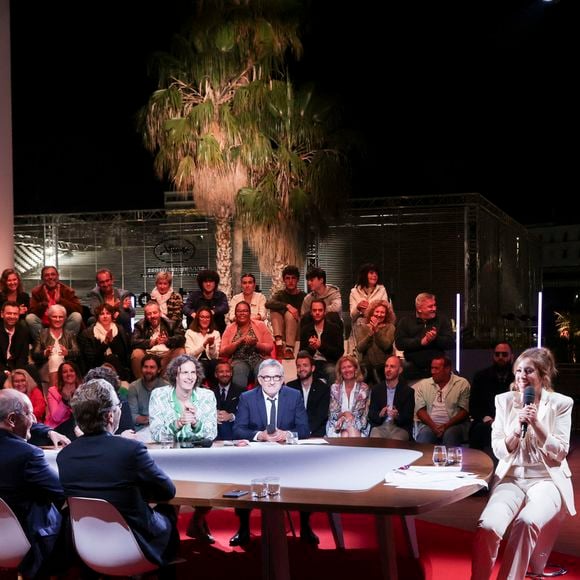 Exclusif - Jean Imbert, Lea Salamé, Paul de Saint Sernin, Malou Khebizi, Agathe Riedinger, Christophe Dechavanne, Pierre Lescure, Charlotte Dhenaux, Pierre-Antoine Capton, Philippe Caverivière sur le plateau de l'émission "Quelle Epoque !" lors du 77ème Festival International du Film de Cannes le 18 mai 2024. © Jack Tribeca / Bestimage