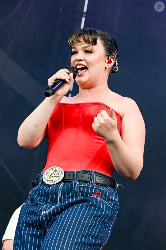 Elle est notamment connu pour son titre Messy. 
La chanteuse, compositrice et musicienne britannique Lola Young en concert au festival Lollapalooza 2025 à l'hippodrome ParisLongchamp, à Paris, France, le 18 juillet 2025. © Yehiel Chekroune/Bestimage
