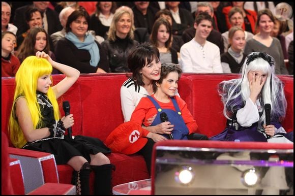 Lio et son fils Diego et ses filles Garance et Léa lors de l'enregistrement de l'émission "Vivement dimanche" le 17 février 2010. © Guillaume Gaffiot/Bestimage