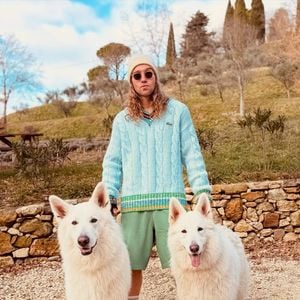 Totalement convaincues, des personnalités comme Julien Doré ou Vitaa ont fait le choix d'élever leurs enfants avec un animal.

Julien Doré prend la pose avec ses chiens.