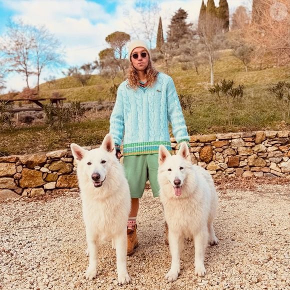 Totalement convaincues, des personnalités comme Julien Doré ou Vitaa ont fait le choix d'élever leurs enfants avec un animal.

Julien Doré prend la pose avec ses chiens.