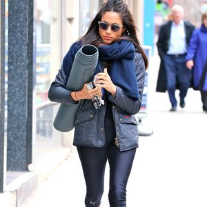 Sur les étiquettes cousues à l’intérieur des vestes Barbour s’alignent trois royal warrants of appointment, surmontés chacun d’armoiries. 

Meghan Markle se rend à son cours de Yoga à Toronto. Canada, le 12 avril 2017. © The ImageDirect / Bestimage