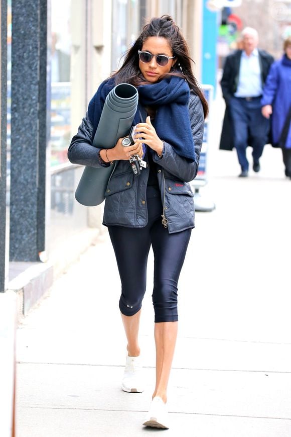 Sur les étiquettes cousues à l’intérieur des vestes Barbour s’alignent trois royal warrants of appointment, surmontés chacun d’armoiries. 

Meghan Markle se rend à son cours de Yoga à Toronto. Canada, le 12 avril 2017. © The ImageDirect / Bestimage