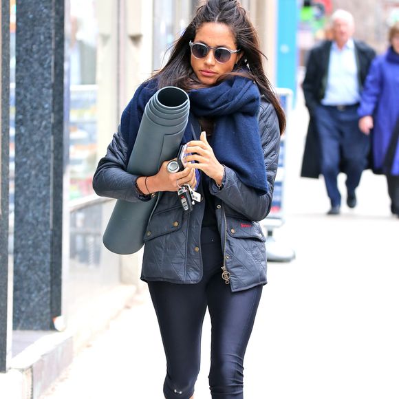 Sur les étiquettes cousues à l’intérieur des vestes Barbour s’alignent trois royal warrants of appointment, surmontés chacun d’armoiries. 

Meghan Markle se rend à son cours de Yoga à Toronto. Canada, le 12 avril 2017. © The ImageDirect / Bestimage
