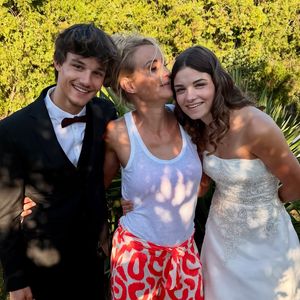 Pour mémoire, les heureux parents ont eu la joie d’accueillir deux paires de jumeaux : Rose et Jules, nés le 20 décembre 2007, puis Léonard et Joséphine, arrivés le 9 octobre 2013.
Les jumeaux Rose et Jules d'Elodie Gossuin sur Instagram Juillet 2025