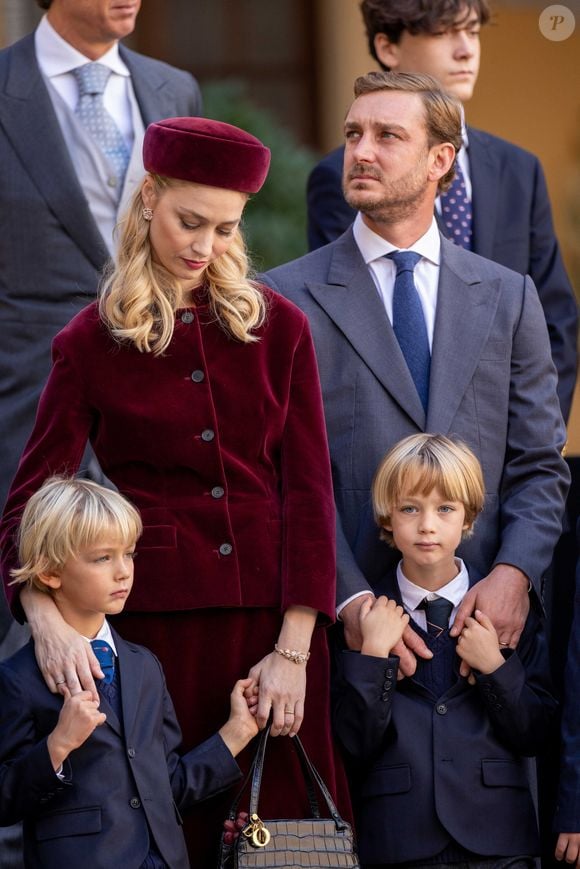 La famille princière monégasque dans la cour d'honneur du palais lors de la la fête nationale à Monaco, le 19 novembre 2023.  
© Olivier Huitel / Pool Monaco / Bestimage