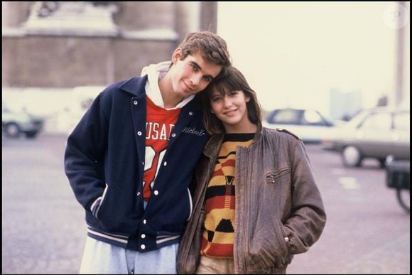 À ses côtés, de jeunes comédiens talentueux, dont un certain Pierre Cosso, révélé dix ans plus tôt dans "La Boum 2" aux côtés de Sophie Marceau...

Archives : Pierre Cosso et Sophie Marceau dans Paris, en 1982.