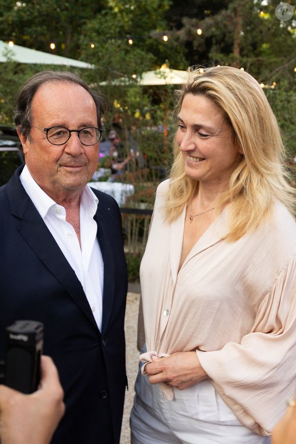 Leur père est aujourd'hui en couple avec Julie Gayet, mais leur mère serait célibataire.

François Hollande et Julie Gayet assistent au Festiv4L Signe Renault au Chalet des Iles le 23 juin 2025 à Paris, France. Photo de Nasser Berzane/ABACAPRESS.COM
