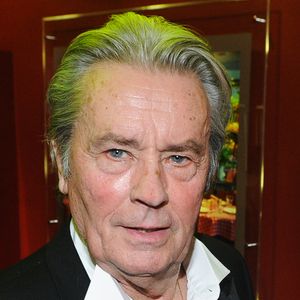 Alain Delon a assiste à la première de la comédie lyrique "Happy New Year, Moms" à Moscou. Le 19 décembre 2012. ITAR TASS / BESTIMAGE