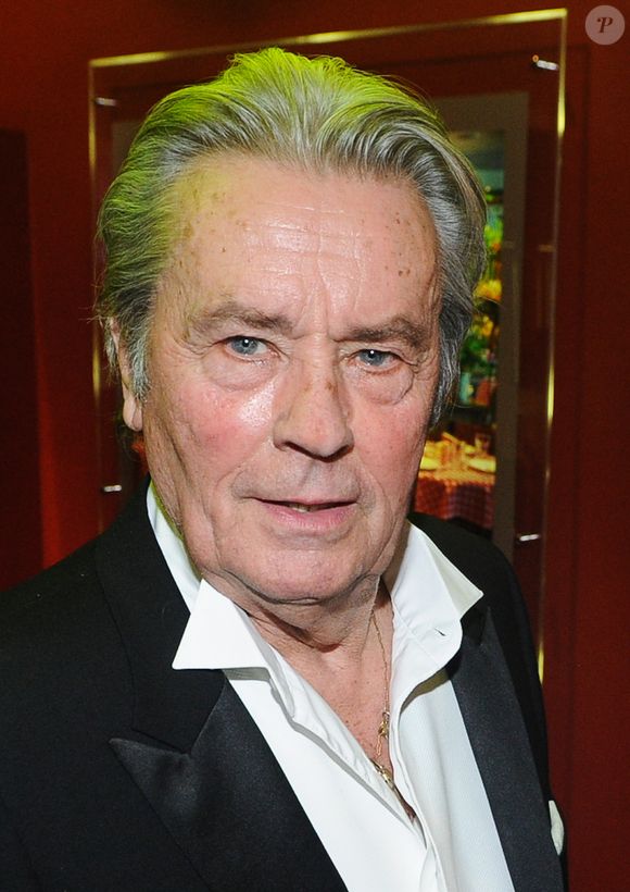 Alain Delon a assiste à la première de la comédie lyrique "Happy New Year, Moms" à Moscou. Le 19 décembre 2012. ITAR TASS / BESTIMAGE