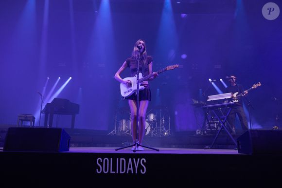 Charlotte Cardin en concert au festival Solidays à Paris le 30 juin 2024. Crédit Jeremy Melloul / Bestimage