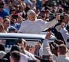 "Il ne faut pas céder à la tentation de vivre isolés, séparés dans un palais, comblés par un certain niveau social ou un certain niveau dans l’Église" avait-il déclaré en 2023 à Vatican News
18 mai 2025, Vatican, Vatikanstadt : le nouveau pape Léon XIV arrive sur la place Saint-Pierre pour son investiture. L'Américain Robert Francis Prevost est le premier pontife originaire des États-Unis. Photo : Michael Kappeler/dpa/ABACAPRESS.COM