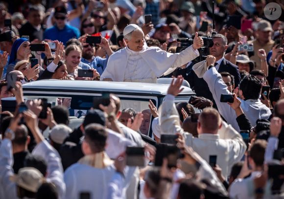 "Il ne faut pas céder à la tentation de vivre isolés, séparés dans un palais, comblés par un certain niveau social ou un certain niveau dans l’Église" avait-il déclaré en 2023 à Vatican News

18 mai 2025, Vatican, Vatikanstadt : le nouveau pape Léon XIV arrive sur la place Saint-Pierre pour son investiture. L'Américain Robert Francis Prevost est le premier pontife originaire des États-Unis. Photo : Michael Kappeler/dpa/ABACAPRESS.COM