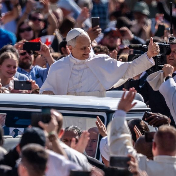 "Il ne faut pas céder à la tentation de vivre isolés, séparés dans un palais, comblés par un certain niveau social ou un certain niveau dans l’Église" avait-il déclaré en 2023 à Vatican News

18 mai 2025, Vatican, Vatikanstadt : le nouveau pape Léon XIV arrive sur la place Saint-Pierre pour son investiture. L'Américain Robert Francis Prevost est le premier pontife originaire des États-Unis. Photo : Michael Kappeler/dpa/ABACAPRESS.COM