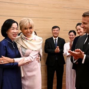 Le président français E. Macron et sa femme B. Macron, aux côtés de son homologue vietnamien Luong Cuong avec sa femme Nguyen Thi Minh Nguyet, lors d'un dîner d'État au Centre international des congrès de Hanoi, au Vietnam, le 26 mai 2025. © Jeanne Accorsini / Pool / Bestimage