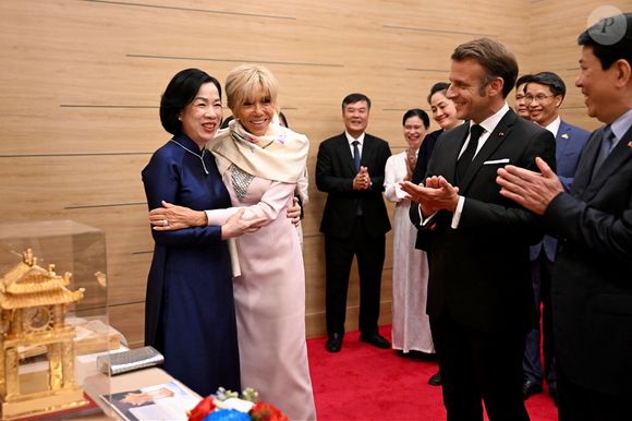 Le président français E. Macron et sa femme B. Macron, aux côtés de son homologue vietnamien Luong Cuong avec sa femme Nguyen Thi Minh Nguyet, lors d'un dîner d'État au Centre international des congrès de Hanoi, au Vietnam, le 26 mai 2025. © Jeanne Accorsini / Pool / Bestimage
