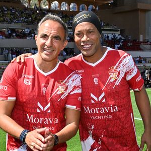 De nombreuses célébrités ont foulé la pelouse, dont l'animateur Nikos Aliagas, Tibo InShape, Paul Mirabel ou encore la légende Ronaldinho.
Nikos Aliagas et Ronaldinho lors du match de football caritatif au stade Louis II de Monaco opposant les Barbagiuans aux pilotes de l'équipe Nazionale Piloti dans le cadre de la "Racing Stars Football Cup" le 3 juin 2026.
© Bruno Bebert / Bestimage