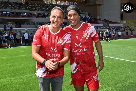 De nombreuses célébrités ont foulé la pelouse, dont l'animateur Nikos Aliagas, Tibo InShape, Paul Mirabel ou encore la légende Ronaldinho.

Nikos Aliagas et Ronaldinho lors du match de football caritatif au stade Louis II de Monaco opposant les Barbagiuans aux pilotes de l'équipe Nazionale Piloti dans le cadre de la "Racing Stars Football Cup" le 3 juin 2026.

© Bruno Bebert / Bestimage