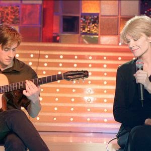 et Françoise Hardy annonce un nouvel album jazz, "The Jazz Nights", le 23 octobre.
Françoise Hardy et son fils Thomas Dutronc se produisent en direct lors de l'enregistrement de l'émission de Michel Drucker « Vivement Dimanche ». Paris, France, 01/09/2001. © Jean-Jacques Datchary/ABACA.