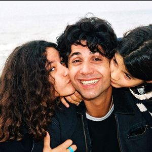 Jean-Luc Lahaye et ses filles Margaux et Gloria à la plage, le 14 octobre 1995. DANIEL ANGELI / BESTIMAGE