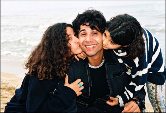 Jean-Luc Lahaye et ses filles Margaux et Gloria à la plage, le 14 octobre 1995. DANIEL ANGELI / BESTIMAGE