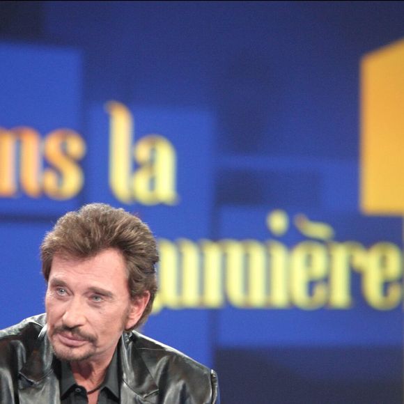 Cette visite rappelle les débuts modestes du futur rockeur, bien loin des villas luxueuses qu’il a habitées plus tard.

Exclusif : "Johnny Hallyday" à l'émission "Dans la lumière", le 14 octobre 2003. © DANIEL ANGELI / BESTIMAGE