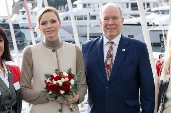 Le prince Albert II de Monaco et la princesse Charlène de Monaco assistent au petit-déjeuner organisé pour les aînés par la Croix-Rouge monégasque au Yacht Club de Monaco, le 12 décembre 2025, avec la participation du Ballet de Monte Carlo.
© Jean-Charles Vinaj / Pool Monaco / Bestimage