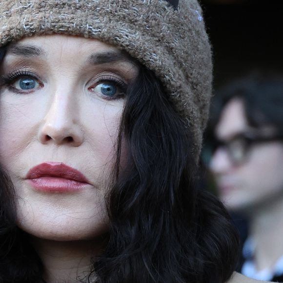 Isabelle Adjani au défilé Stella McCartney Collection Prêt-à-Porter Automne/Hiver 2025-2026 lors de la Fashion Week de Paris (PFW), le 5 mars 2025. 

© Denis Guignebourg / Bestimage