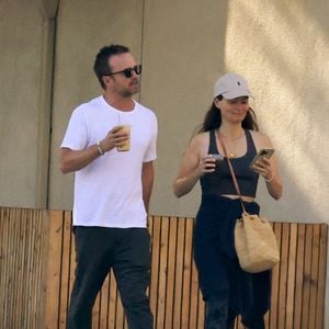 Le comédien a annoncé au "Daily Mail" que sa femme Lauren, leurs deux enfants et lui avaient posé leurs valises dans la capitale. "Paris est génial !", a-t-il assuré.

Exclusif - Aaron Paul et Lauren Paul aperçus en train de déposer leurs enfants à l'école, avant de s'offrir des jus de fruits, à Los Angeles, le 9 septembre 2024. Backgrid USA / Bestimage