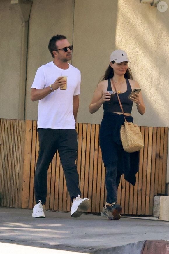 Le comédien a annoncé au "Daily Mail" que sa femme Lauren, leurs deux enfants et lui avaient posé leurs valises dans la capitale. "Paris est génial !", a-t-il assuré.

Exclusif - Aaron Paul et Lauren Paul aperçus en train de déposer leurs enfants à l'école, avant de s'offrir des jus de fruits, à Los Angeles, le 9 septembre 2024. Backgrid USA / Bestimage